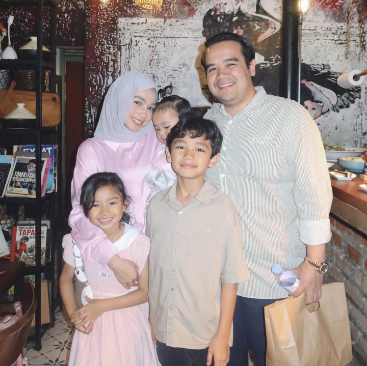 <p>Di tengah kesibukannya mengelola usaha, Tya tetap mengutamakan keluarga. Setelah menikah dengan pengusaha asal Malaysia, Asyraf Khalid, pada 2015, ia dikaruniai tiga anak yang terdiri dari satu putra dan dua putri.&nbsp;(Foto: Instagram @tyaarifinnw)</p>