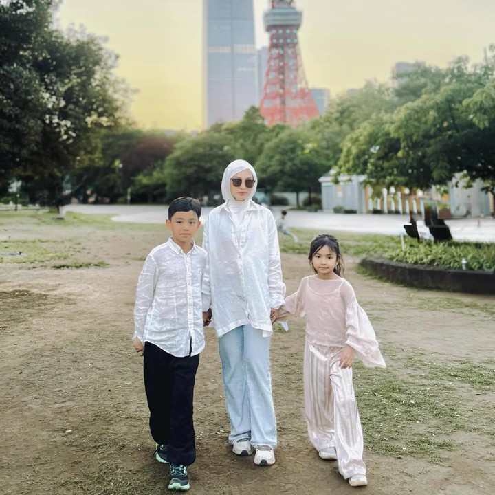 <p>Meski memiliki banyak aktivitas, Tya dan suami tetap meluangkan waktu bersama anak-anak. Bahkan, baru-baru ini mereka membagikan momen saat berlibur ke Jepang.&nbsp;(Foto: Instagram @tyaarifinnw)</p>