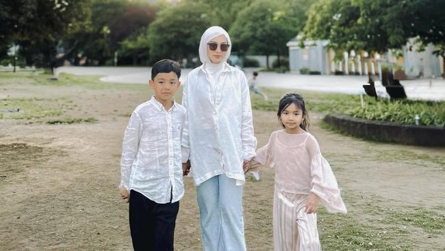 Terpopuler: Potret Tya Arifin yang Kini Menetap di Malaysia