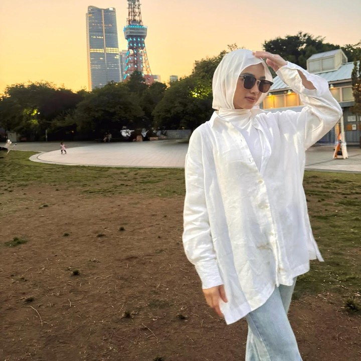 <p>Sosok Tya Arifin mungkin sudah jarang terlihat di layar kaca Indonesia. Setelah meninggalkan kesibukan di dunia hiburan, ia kini fokus menjalani peran sebagai ibu rumah tangga sekaligus mengembangkan bisnis jamu di Malaysia. (Foto: Instagram @tyaarifinnw)</p>