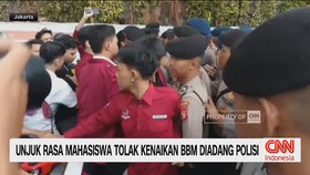 Unjuk Rasa Mahasiswa Tolak Kenaikan BBM Diadang Polisi