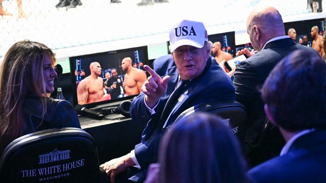 Presiden Amerika Serikat Donald Trump girang usai laga UFC dihelat di Gedung Putih tepat di hari ulang tahunnya pada Minggu (14/6) malam.