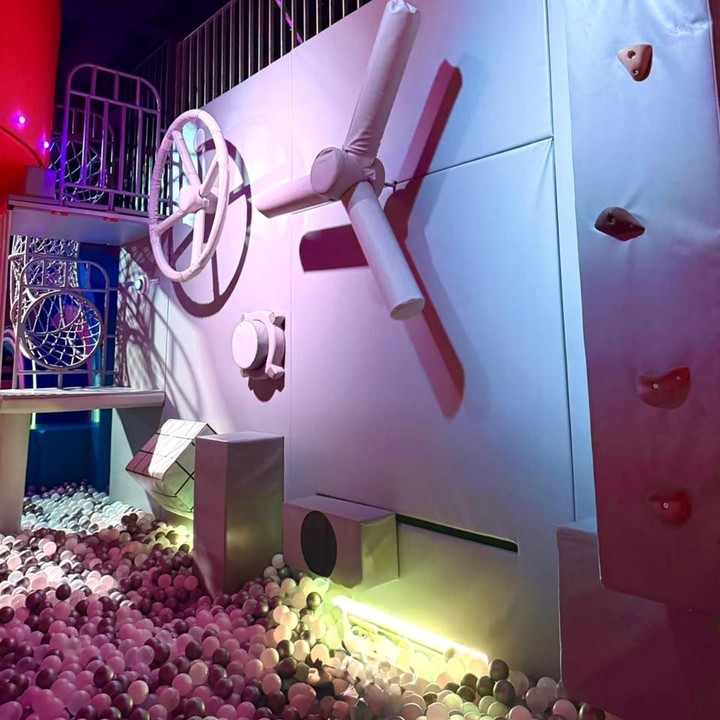 <p>Selain itu, <em>playground</em> ini juga menghadirkan berbagai aspek sensorik yang dipadukan dalam satu pengalaman bermain. "Mulai dari unsur audio, visual, hingga pencahayaan yang menarik, jadi konsepnya cukup berbeda. Nah yang paling seru, ada berbagai tantangan yang bisa dicoba anak-anak saat bermain," kata Co-Founder &amp; Creative Director Wonderlab, Christian Melvin. (Foto: Nadhifa Fitrina)</p>