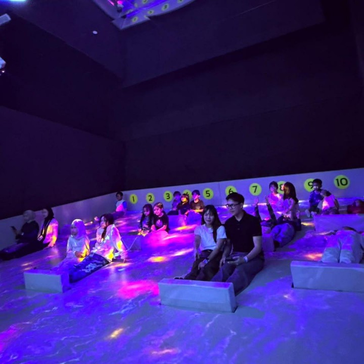 <p>Salah satu spot yang paling menarik perhatian adalah perosotan berukuran besar dengan kemiringan yang dapat bergerak naik dan turun. Dilengkapi dengan lampu LED, area ini pun menjadi favorit banyak anak yang terlihat antusias saat bermain di sana. (Foto: Nadhifa Fitrina)</p>