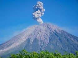 Gunung Ibu, Lewotobi Laki-laki dan Semeru Erupsi Beruntun Malam Ini