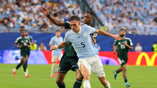 Soccer Football - FIFA World Cup 2026 - Group H - Saudi Arabia v Uruguay - Miami Stadium, Miami Gardens, Florida, U.S. - June 15, 2026 Uruguay's Manuel Ugarte in action with Saudi Arabia's Mohamed Kanno IMAGN IMAGES via Reuters/Sam Navarro