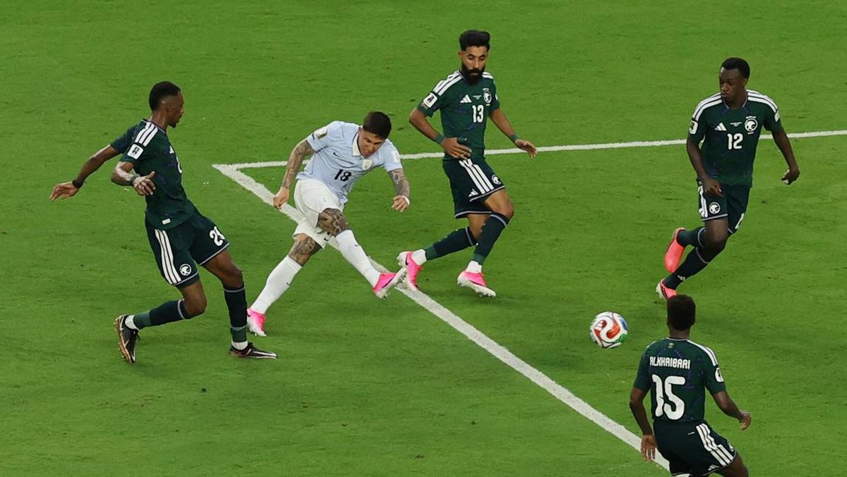 FOTO: Uruguay Kesulitan Tembus Tembok Kokoh Arab Saudi