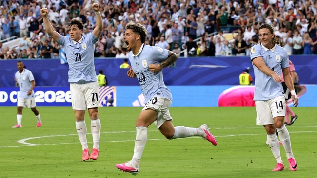 Soccer Football - FIFA World Cup 2026 - Group H - Saudi Arabia v Uruguay - Miami Stadium, Miami Gardens, Florida, U.S. - June 15, 2026 Uruguay's Maxi Araujo celebrates scoring their first goal with Federico Vinas and Agustin Canobbio REUTERS/Amanda P