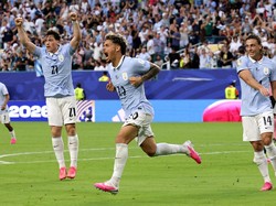 Soccer Football - FIFA World Cup 2026 - Group H - Saudi Arabia v Uruguay - Miami Stadium, Miami Gardens, Florida, U.S. - June 15, 2026 Uruguay's Maxi Araujo celebrates scoring their first goal with Federico Vinas and Agustin Canobbio REUTERS/Amanda P