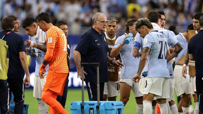 Soccer Football - FIFA World Cup 2026 - Group H - Saudi Arabia v Uruguay - Miami Stadium, Miami Gardens, Florida, U.S. - June 15, 2026 Uruguay coach Marcelo Bielsa gives instructions to Maxi Araujo and teammates during a hydration break REUTERS/Amand