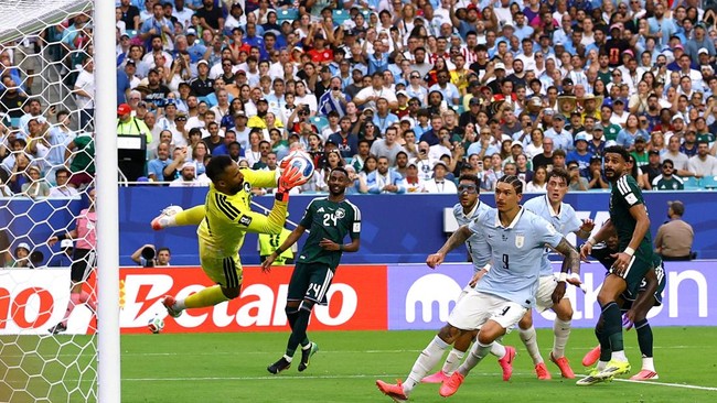 Soccer Football - FIFA World Cup 2026 - Group H - Saudi Arabia v Uruguay - Miami Stadium, Miami Gardens, Florida, U.S. - June 15, 2026 Saudi Arabia's Mohammed Al-Owais in action with Uruguay's Darwin Nunez REUTERS/Marco Bello