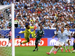 Soccer Football - FIFA World Cup 2026 - Group H - Saudi Arabia v Uruguay - Miami Stadium, Miami Gardens, Florida, U.S. - June 15, 2026 Saudi Arabia's Mohammed Al-Owais in action with Uruguay's Darwin Nunez REUTERS/Marco Bello