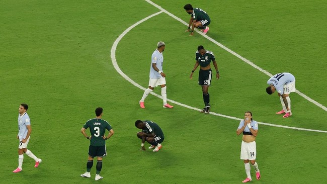 Soccer Football - FIFA World Cup 2026 - Group H - Saudi Arabia v Uruguay - Miami Stadium, Miami Gardens, Florida, U.S. - June 15, 2026 Uruguay and Saudi Arabia players react after the match REUTERS/Paul Childs