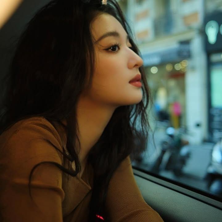 <p>Wang Churan kembali mencuri perhatian lewat perannya sebagai Qian Fei dalam drama China romantis terbaru <em>Love Has Fireworks</em>. Karakternya harus bangkit setelah ditinggalkan sang tunangan dan memulai hidup dari awal. (Foto: Instagram @churan00)</p>