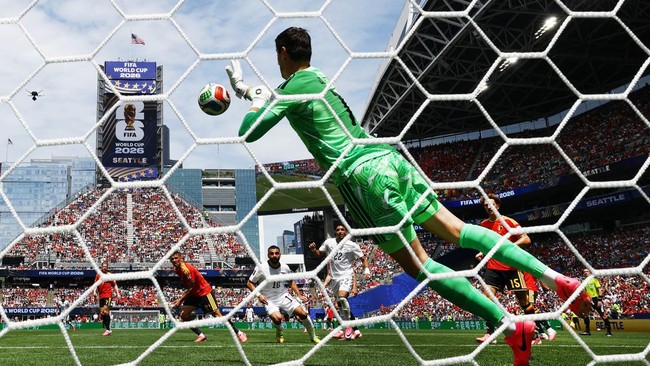 Soccer Football - FIFA World Cup 2026 - Group G - Belgium v Egypt - Seattle Stadium, Seattle, Washington, U.S. - June 15, 2026 Belgium's Thibaut Courtois in action as he saves the header from Egypt's Mohamed Salah REUTERS/Albert Gea