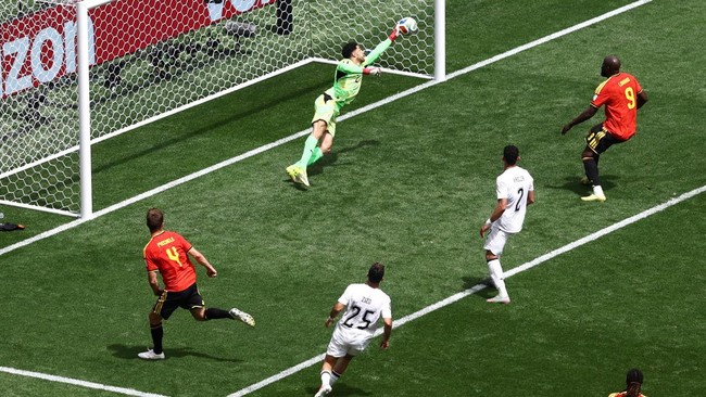 Soccer Football - FIFA World Cup 2026 - Group G - Belgium v Egypt - Seattle Stadium, Seattle, Washington, U.S. - June 15, 2026 Egypt's Mostafa Shoubir in action as he makes a save from Belgium's Brandon Mechele REUTERS/Lee Smith