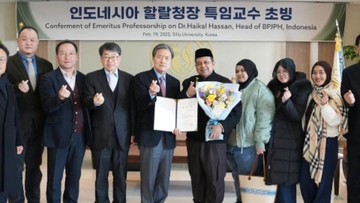 Kontribusi Ekosistem Halal, Haikal Hasan Raih Gelar Profesor Emeritus
