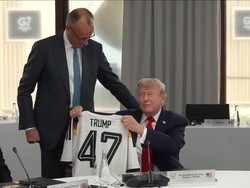 Video: Momen Merz Kasih Trump Hadiah Jersey Sepak Bola Jerman di G7