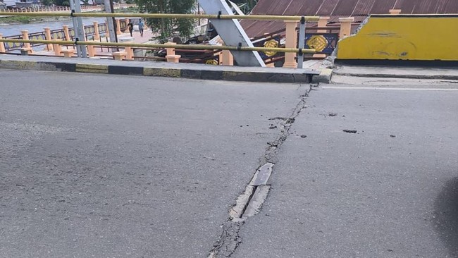Kerusakan bangunan dan infrastruktur akibat gempabumi yang mengguncang Kota Palu, Sulawesi Tengah, Selasa (16/6).