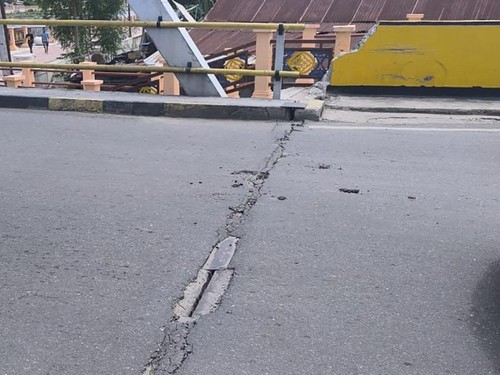Kerusakan bangunan dan infrastruktur akibat gempabumi yang mengguncang Kota Palu, Sulawesi Tengah, Selasa (16/6).