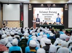 Pesan Sejuk Gubernur Sulsel Saat Sambut 392 Jemaah Haji Debarkasi Makassar