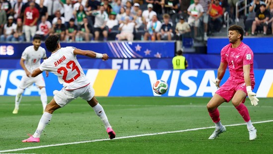 Soccer Football - FIFA World Cup 2026 - Group G - Iran v New Zealand - Los Angeles Stadium, Inglewood, California, U.S. - June 15, 2026 Iran's Ramin Rezaeian scores their first goal past New Zealand's Max Crocombe REUTERS/Matthew Childs