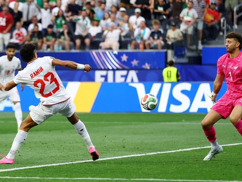 Soccer Football - FIFA World Cup 2026 - Group G - Iran v New Zealand - Los Angeles Stadium, Inglewood, California, U.S. - June 15, 2026 Iran's Ramin Rezaeian scores their first goal past New Zealand's Max Crocombe REUTERS/Matthew Childs