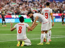 Soccer Football - FIFA World Cup 2026 - Group G - Iran v New Zealand - Los Angeles Stadium, Inglewood, California, U.S. - June 15, 2026 Iran's Mohammad Mohebbi celebrates scoring their second goal with Milad Mohammadi REUTERS/Daniel Cole