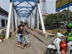 Viral Ojol Bawa Penumpang Lewat Jembatan Rel di Petamburan, Ini Kata Warga