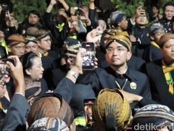 Mangkunegara X Bagikan Udik-udik Usai Kirab, Warga Langsung Berebut