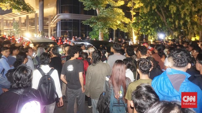 Acara diskusi yang diselenggarakan di Joglo GIK UGM, Sleman, DIY dan menghadirkan sejumlah pejabat negara ricuh usai digeruduk ratusan mahasiswa, Senin (16/6) malam.

Acara diskusi Kopdar Bareng Mas Dar ini diisi oleh Menteri ATR/BPN, Nusron Wahid;