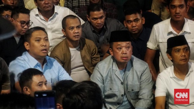 Acara diskusi yang diselenggarakan di Joglo GIK UGM, Sleman, DIY dan menghadirkan sejumlah pejabat negara ricuh usai digeruduk ratusan mahasiswa, Senin (16/6) malam.Acara diskusi Kopdar Bareng Mas Dar ini diisi oleh Menteri ATR/BPN, Nusron Wahid; Wak