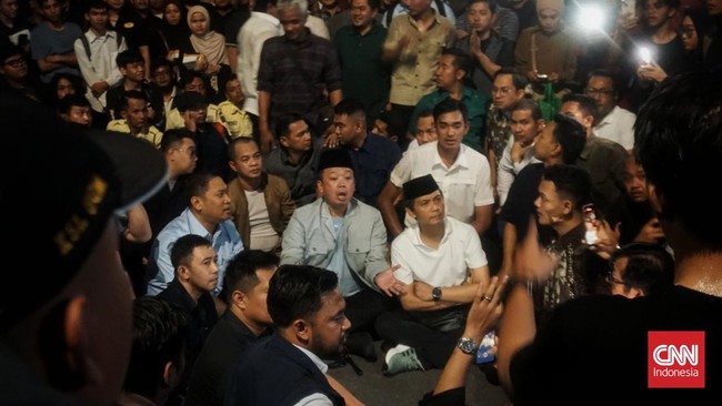 Acara diskusi yang diselenggarakan di Joglo GIK UGM, Sleman, DIY dan menghadirkan sejumlah pejabat negara ricuh usai digeruduk ratusan mahasiswa, Senin (16/6) malam.

Acara diskusi Kopdar Bareng Mas Dar ini diisi oleh Menteri ATR/BPN, Nusron Wahid;