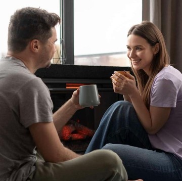Cukup 10 Menit, Ini Manfaat Rutin Deep Talk dengan Pasangan Sebelum Tidur Setiap Malam