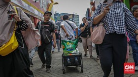 Sejumlah pengunjung menghadiri Jakarta Fair 2026 di Jiexpo Kemayoran, Jakarta Pusat, Selasa (16/6). (CNN Indonesia/Febria Adha L)
