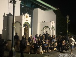 Antusias Muda-mudi Ikut Mubeng Beteng Keraton Jogja: Healing Tipis-tipis