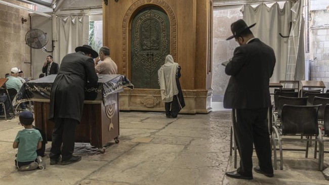 Menkeu Israel Bezalel Smotrich mengalihkan pengelolaan Gua Makhpela atau Masjid Ibrahimi ke komite Israel.