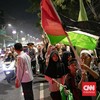 Ratusan warga dari berbagai kalangan mengikuti pawai obor untuk menyambut Tahun Baru Islam 1 Muharam 1448 Hijriah yang diperingati pada Selasa (16/6/2026). (CNNIndonesia/Adi ibrahim)