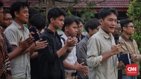 Kepolisian Daerah Istimewa Yogyakarta (DIY) mempersilakan eks Ketua BEM UGM, Tiyo Ardianto untuk membuat laporan resmi kepolisian menyangkut temuan dua alat diduga pelacak yang terpasang pada mobil.