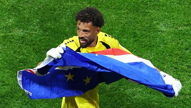 Soccer Football - FIFA World Cup 2026 - Group H - Spain v Cape Verde - Atlanta Stadium, Atlanta, Georgia, U.S. - June 15, 2026 Cape Verde's Vozinha celebrates with their national flag after the match REUTERS/Bernadett Szabo