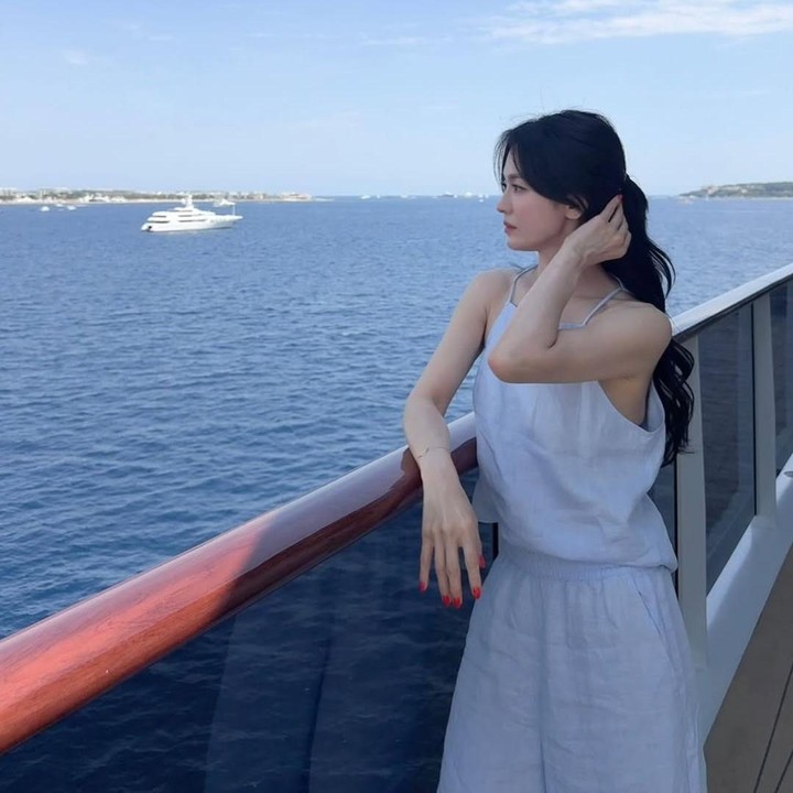 <p>Hal tersebut terlihat dalam unggahan terbaru di akun Instagram pribadinya. Belum lama ini, Song Hye Kyo membagikan beberapa momen saat menikmati waktu santai di tengah sesi pemotretan.&nbsp;(Foto: Instagram @kyo1122)</p>