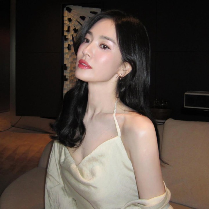 <p>Selain aktif sebagai aktris, Song Hye Kyo juga kerap dipercaya menjadi model dan <em>brand ambassador</em> berbagai merek ternama dunia. Aktivitas tersebut sering dibagikannya melalui unggahan pemotretan maupun kegiatan profesional lainnya di media sosial.&nbsp;(Foto: Instagram @kyo1122)</p>