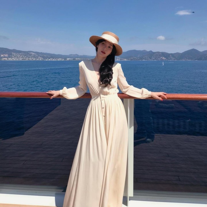 <p>Song Hye Kyo sendiri memulai kariernya di dunia hiburan pada 1996. Ia debut akting melalui drama <em>Merry Morning</em> dan sejak saat itu telah membintangi berbagai drama Korea populer yang membuat namanya dikenal luas.&nbsp;(Foto: Instagram @kyo1122)</p>