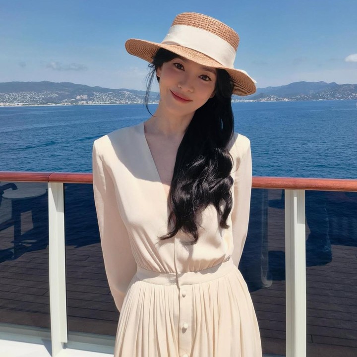 <p>Menariknya, alih-alih fokus pada pemandangan yang indah, banyak penggemar justru dibuat terpukau oleh penampilan sang artis. Tak sedikit yang membanjiri kolom komentar dengan pujian. "Cantik seperti biasanya," tulis akun <em>@sh****. </em>"Hye Kyo sangat cantik," komentar akun <em>@st****.&nbsp;</em>(Foto: Instagram @kyo1122)</p>