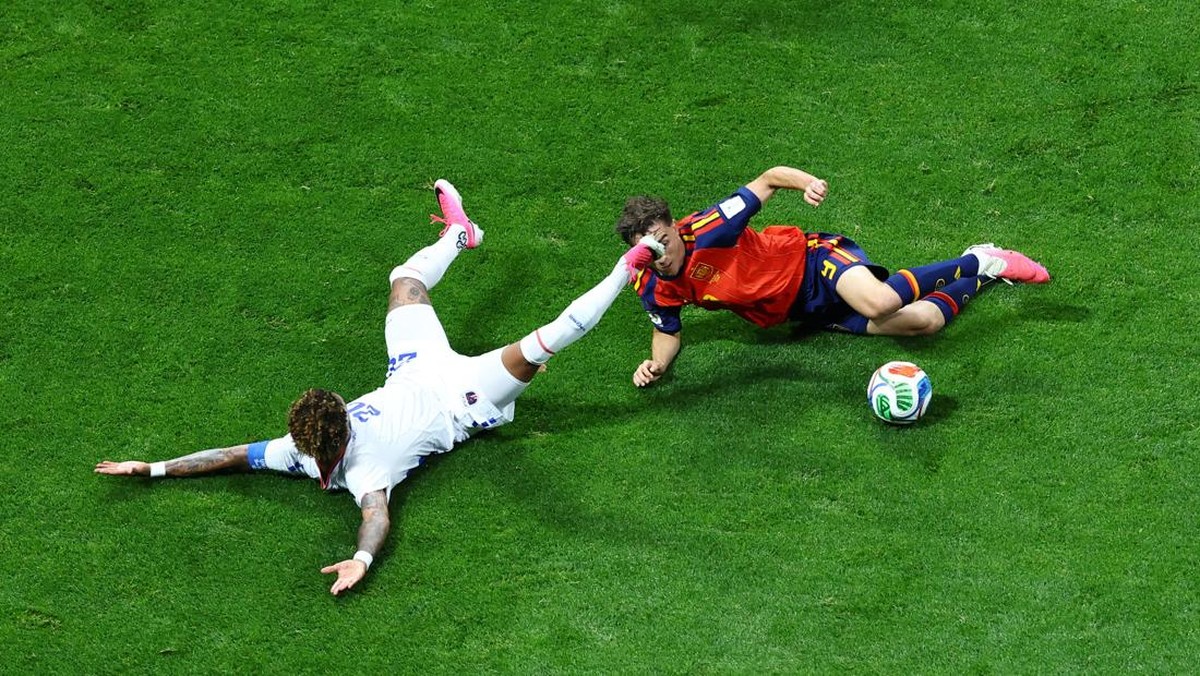 Soccer Football - FIFA World Cup 2026 - Group H - Spain v Cape Verde - Atlanta Stadium, Atlanta, Georgia, U.S. - June 15, 2026 Spain's Gavi in action with Cape Verde's Ryan Mendes REUTERS/Bernadett Szabo