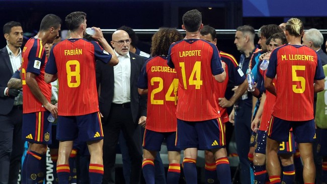 Soccer Football - FIFA World Cup 2026 - Group H - Spain v Cape Verde - Atlanta Stadium, Atlanta, Georgia, U.S. - June 15, 2026 Spain coach Luis De La Fuente gives instructions to Spain players during the second half hydration break IMAGN IMAGES via R