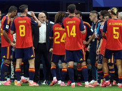 Soccer Football - FIFA World Cup 2026 - Group H - Spain v Cape Verde - Atlanta Stadium, Atlanta, Georgia, U.S. - June 15, 2026 Spain coach Luis De La Fuente gives instructions to Spain players during the second half hydration break IMAGN IMAGES via R