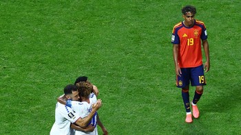 Soccer Football - FIFA World Cup 2026 - Group H - Spain v Cape Verde - Atlanta Stadium, Atlanta, Georgia, U.S. - June 15, 2026 Cape Verde's Pico Lopes, Ryan Mendes and Joao Paulo celebrate as Spain's Lamine Yamal looks dejected after the match REUTER