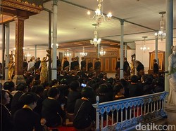 2 Kubu Keraton Solo Gelar Kirab Malam 1 Suro, Saling Memunggungi