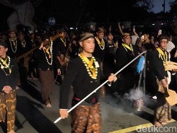 Heboh Pria Berkebaya Ikut Kirab Malam 1 Suro di Puro Mangkunegaran, Warganet Geram